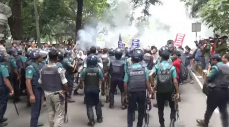 এদিকে আন্দোলনকারীদের লক্ষ্য করে আইনশৃঙ্খলা রক্ষাকারী বাহিনীর ছোড়া টিয়ারগ্যাস ও সাউন্ড গ্রেনেড দুজন আন্দোলনরত আহত হয়েছেন বলেও জানা গেছে। সমাবেশে অংশ নেওয়া এক ৩৫ প্রত্যাশী বলেন, ‘চাকরিতে আবেদনের বয়সসীমা বৃদ্ধির দাবি নতুন নয়। আমরা এখানে ৩৫ এর দাবি নিয়ে এসেছি। শাহবাগ থেকে এখানে আসার পথে পুলিশ বিভিন্ন স্থানে আমাদের বাধা দিয়েছে