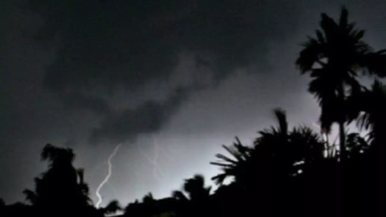 রাতের মধ্যে ঢাকাসহ ১৭ অঞ্চলে ৬০ কিলোমিটার বেগে ঝড়