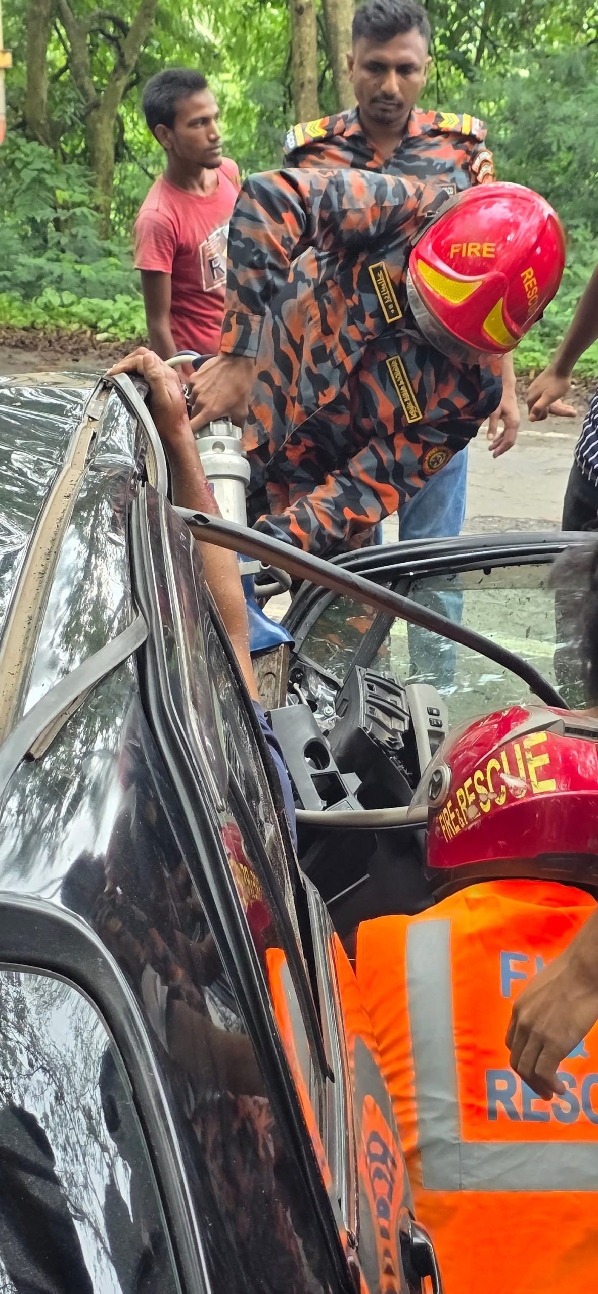 কাশিয়ানীতে প্রাইভেটকার নিয়ন্ত্রণ হারিয়ে গাছের সঙ্গে ধাক্কা: চালকসহ আহত কয়েকজন