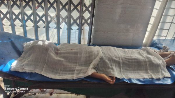 মুকসুদপুরে বাস-প্রাইভেটকার সংঘর্ষে একই পরিবারের শিশুকন্যা নিহত, গুরুতর আহত ৩ গোপালগঞ্জ প্রতিনিধি, আজকের জাগরণ: গোপালগঞ্জের মুকসুদপুর উপজেলার দাসের হাট এলাকায় সোহাগ পরিবহনের একটি যাত্রীবাহী বাস ও প্রাইভেটকারের মুখোমুখি সংঘর্ষে এক শিশুকন্যার মর্মান্তিক মৃত্যু হয়েছে। এ ঘটনায় একই পরিবারের আরও চারজন আহত হয়েছেন, যাদের মধ্যে তিনজনের অবস্থা আশঙ্কাজনক। বুধবার (১১ জুন) দুপুর ১টা ৪৫ মিনিটে ঢাকা-খুলনা মহাসড়কের দাসের হাটের স্কাই ব্লু হাইওয়ে রেস্তোরাঁর সামনে এই দুর্ঘটনা ঘটে। প্রত্যক্ষদর্শীরা জানান, খুলনাগামী একটি প্রাইভেটকার মহাসড়কের ওই স্থানে পৌঁছালে বিপরীত দিক থেকে আসা ঢাকাগামী সোহাগ পরিবহনের একটি বাস সেটিকে সজোরে ধাক্কা দেয়। এতে প্রাইভেটকারটি দুমড়ে-মুচড়ে যায় এবং ভিতরে থাকা পাঁচজন গুরুতর আহত হন। স্থানীয় লোকজন তাৎক্ষণিকভাবে আহতদের উদ্ধার করে মুকসুদপুর উপজেলা স্বাস্থ্য কমপ্লেক্সে নিয়ে যান। সেখানে কর্তব্যরত চিকিৎসক পরিবারের ছোট্ট মেয়েটিকে মৃত ঘোষণা করেন। আহতদের মধ্যে তিনজনের অবস্থা আশঙ্কাজনক হওয়ায় তাদের ঢাকা মেডিকেল কলেজ হাসপাতালে পাঠানো হয়। আহতদের মধ্যে শিশুটির পিতা অপেক্ষাকৃত সুস্থ রয়েছেন এবং বর্তমানে মুকসুদপুর হাসপাতালে চিকিৎসাধীন। নিহত ও আহতরা সবাই ঢাকার মহাখালী এলাকার বাসিন্দা। পরিবারটি ব্যক্তিগত কাজে প্রাইভেটকারযোগে খুলনায় যাচ্ছিল বলে জানা গেছে। দুর্ঘটনার পর মুকসুদপুর থানা পুলিশ ঘটনাস্থলে পৌঁছে উদ্ধার কার্যক্রমে সহায়তা করে এবং যান চলাচল স্বাভাবিক করে। এ ঘটনায় পুলিশ তদন্ত শুরু করেছে এবং হাসপাতাল থেকেও তথ্য সংগ্রহ করছে। --- 📌 সংবাদদাতা: আজকের জাগরণ প্রতিনিধি 📍 অবস্থান: মুকসুদপুর, গোপালগঞ্জ 📅 প্রকাশিত: বুধবার, ১১ জুন ২০২৫
