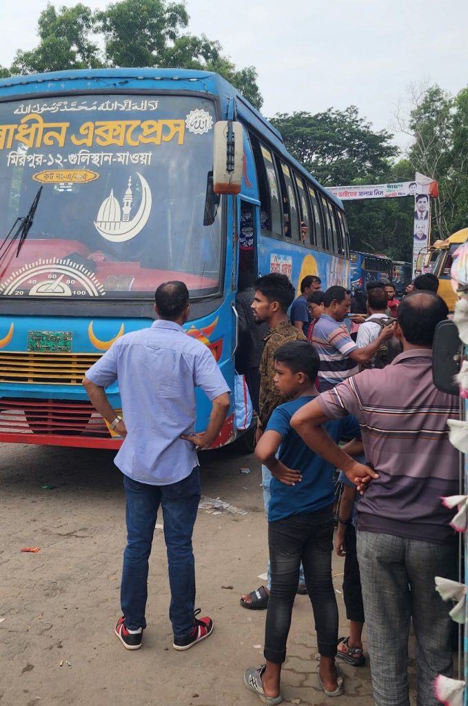 ঈদের ছুটি শেষে কর্মস্থলে ফেরা—গ্রামের নক্ষত্রদের বিদায়ে এক স্নিগ্ধ বিষাদ