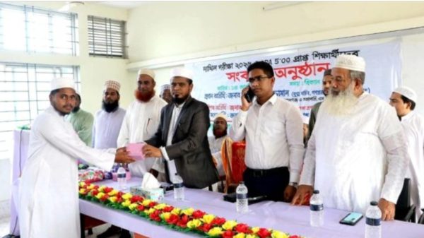 জিপিএ-৫ প্রাপ্ত কৃতি শিক্ষার্থীদের সংবর্ধনা অনুষ্ঠানে উপস্থিত ছিলেন জেলা প্রশাসক।