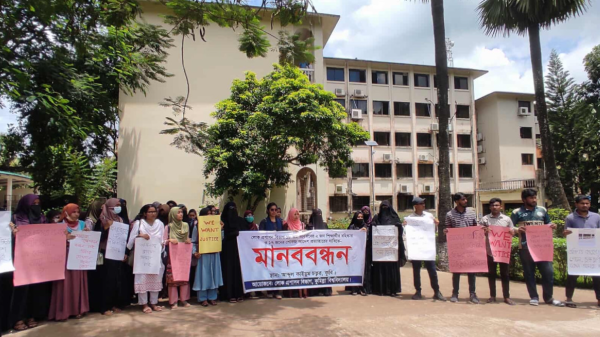 কুবিতে র‍্যাগিংয়ের দায়ে বহিষ্কার ও শোকজ আদেশ প্রত্যাহারের দাবিতে মানববন্ধন