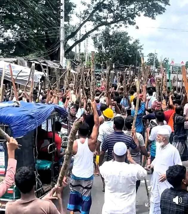 ফরিদপুরে আন্দোলনকারীদের তাণ্ডব: থানা, ইউএনও অফিস, পৌরসভায় হামলা-অগ্নিসংযোগ