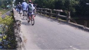 ভারী যান চলাচল বন্ধ, হালকা যানবাহন ও মানুষ ঝুঁকি নিয়ে পারাপার