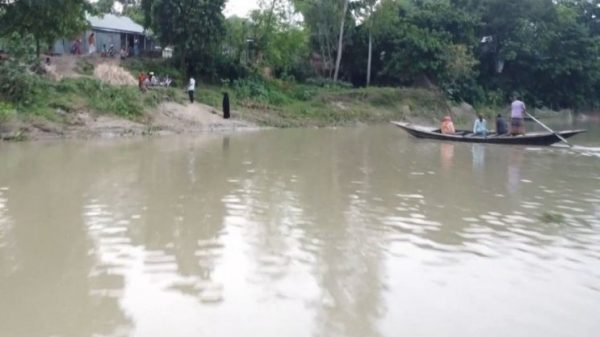 সরিষাবাড়ীতে নৌকাডুবি: মায়ের মৃত্যু, শিশু কন্যা নিখোঁজ