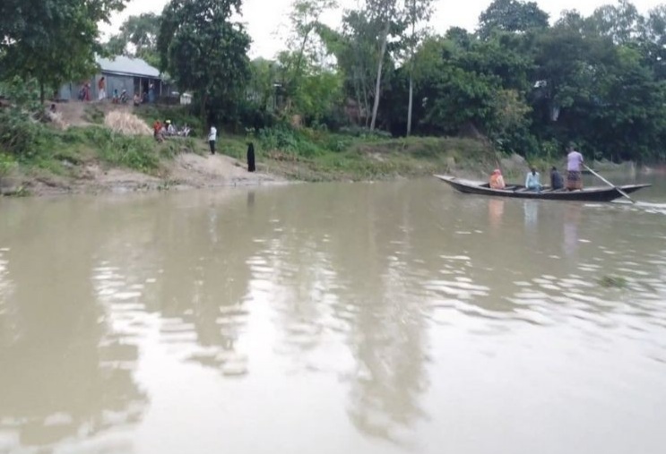 সরিষাবাড়ীতে নৌকাডুবি: মায়ের মৃত্যু, শিশু কন্যা নিখোঁজ