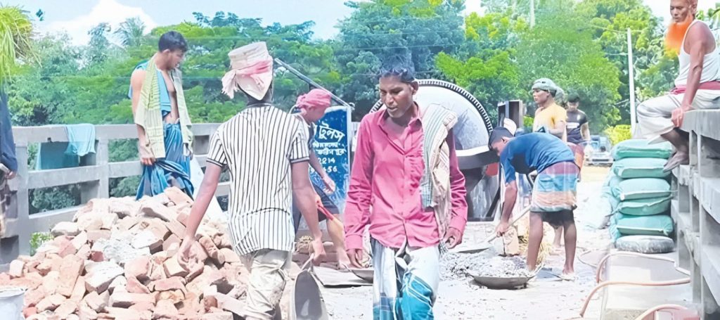 নিজেদের অর্থায়নে ও স্বেচ্ছাশ্রমে সড়ক নির্মাণ করলেন তিন গ্রামের মানুষ