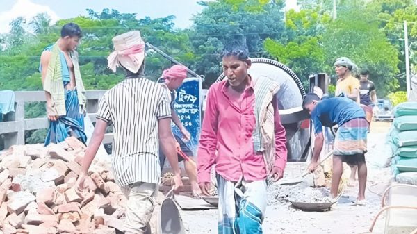 নিজেদের অর্থায়নে ও স্বেচ্ছাশ্রমে সড়ক নির্মাণ করলেন তিন গ্রামের মানুষ