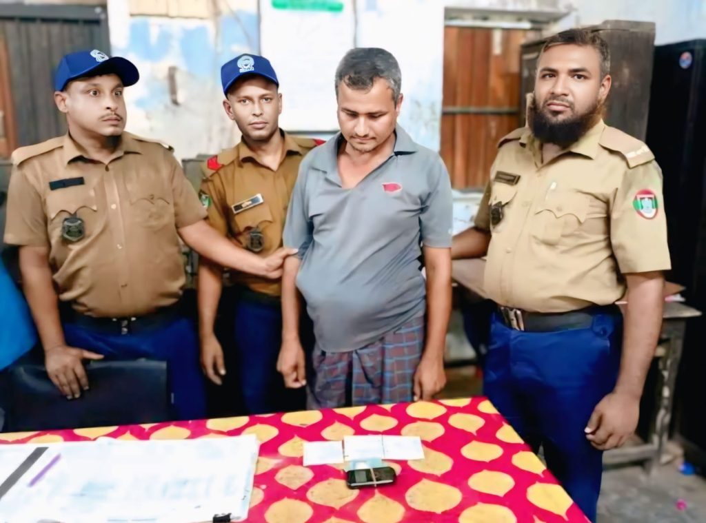 কটিয়াদীতে ট্রেনের টিকিটসহ কালোবাজারি আটক