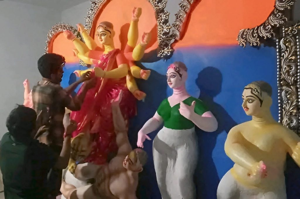 শেষ মুহূর্তের প্রস্তুতিতে ব্যস্ত প্রতিমা শিল্পীরা।