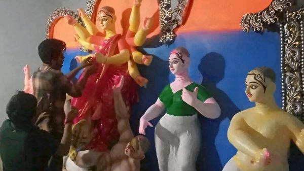 শেষ মুহূর্তের প্রস্তুতিতে ব্যস্ত প্রতিমা শিল্পীরা।