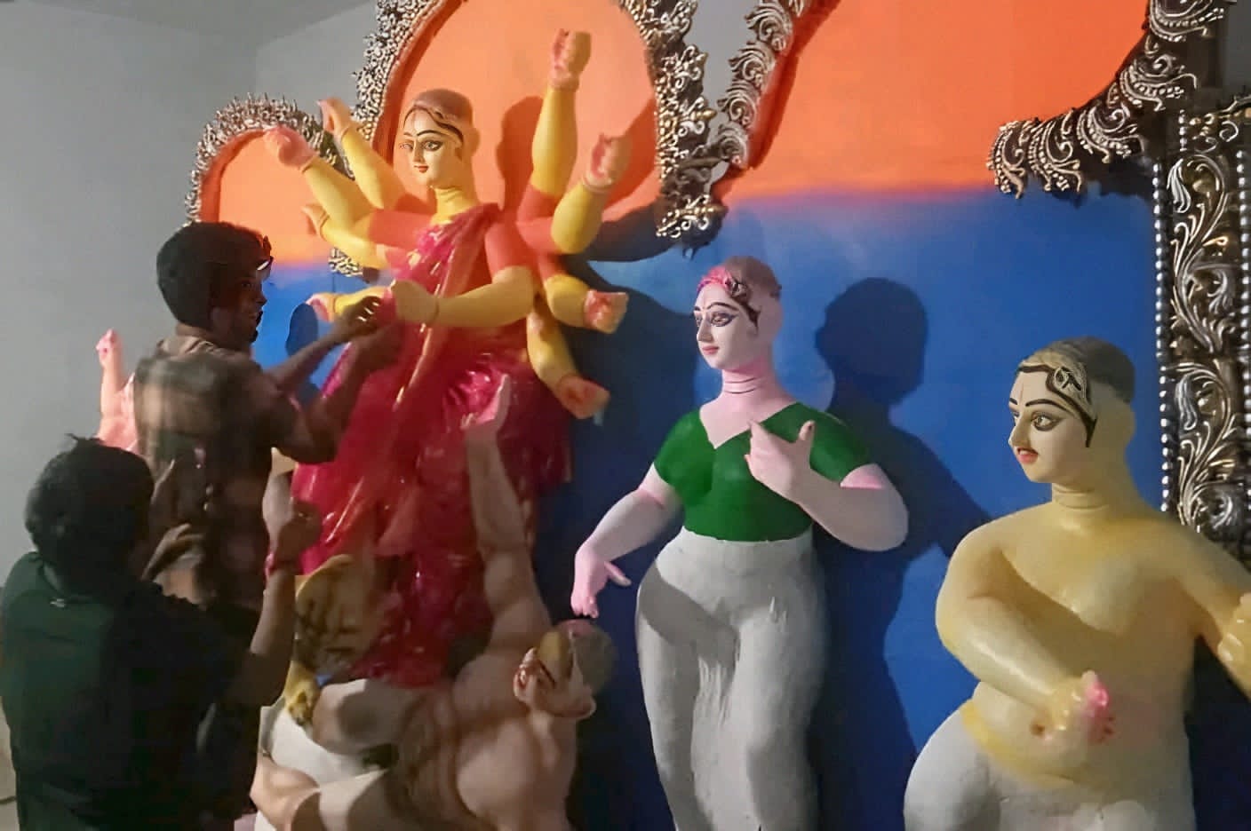 শেষ মুহূর্তের প্রস্তুতিতে ব্যস্ত প্রতিমা শিল্পীরা।