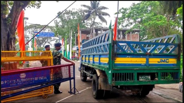 টানা ৯ দিন বন্ধ আখাউড়া স্থলবন্দরের আমদানি-রপ্তানি