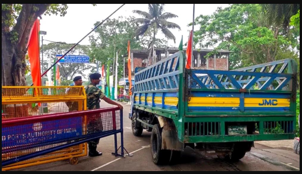 টানা ৯ দিন বন্ধ আখাউড়া স্থলবন্দরের আমদানি-রপ্তানি