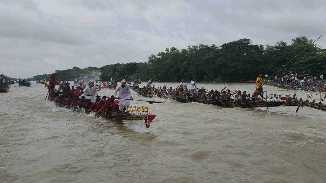 গোপালগঞ্জের মুকসুদপুর উপজেলার জলিরপাড়ে অনুষ্ঠিত নৌকাবাইচ প্রতিযোগিতার এক মনোরম মুহূর্ত”