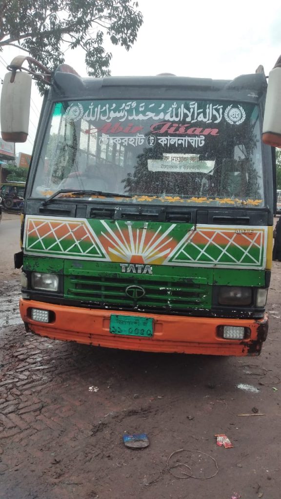 মুকসুদপুরে নেশাগ্রস্ত বাসচালকের ধাক্কায় অটো দুমড়ে-মুচড়ে আহত ২