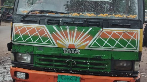 মুকসুদপুরে নেশাগ্রস্ত বাসচালকের ধাক্কায় অটো দুমড়ে-মুচড়ে আহত ২