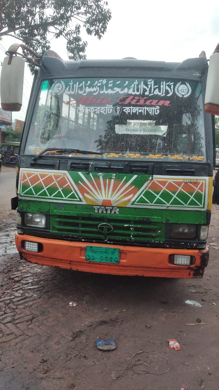 মুকসুদপুরে নেশাগ্রস্ত বাসচালকের ধাক্কায় অটো দুমড়ে-মুচড়ে আহত ২