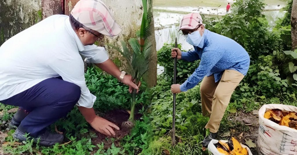 নিজ অর্থে ৬০ হাজার গাছ রোপণ: ‘বৃক্ষবন্ধু’ শিক্ষক নুরুল ইসলাম।