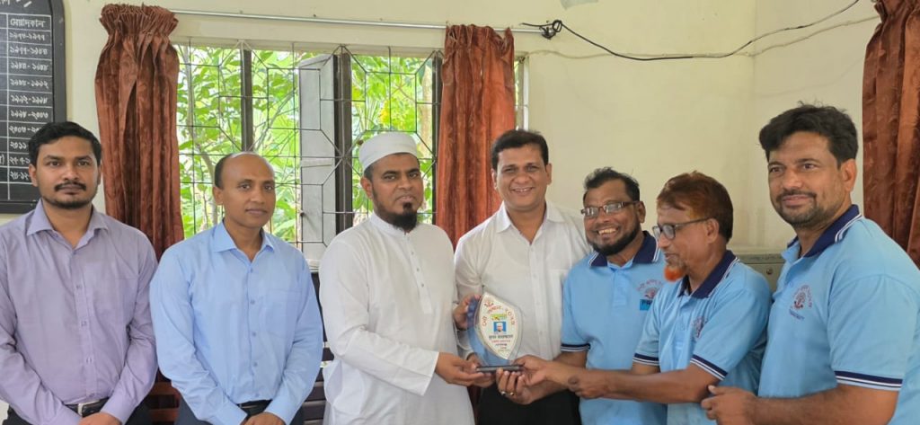 মুকসুদপুর প্রেসক্লাবের পক্ষ থেকে গোপালগঞ্জ জেলা প্রশাসককে সম্মাননা প্রদান