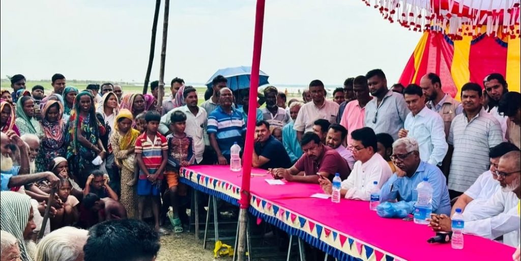 নদী ভাঙনে ক্ষতিগ্রস্ত পরিবারকে আর্থিক সহায়তা প্রদান।