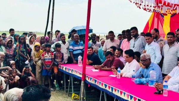 নদী ভাঙনে ক্ষতিগ্রস্ত পরিবারকে আর্থিক সহায়তা প্রদান।
