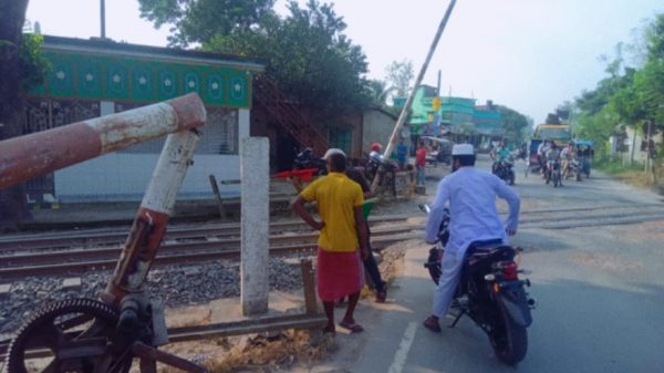 জয়পুরহাটে পুরানাপৈল রেলগেটে ভাঙা বার, বড় দুর্ঘটনার শঙ্কা