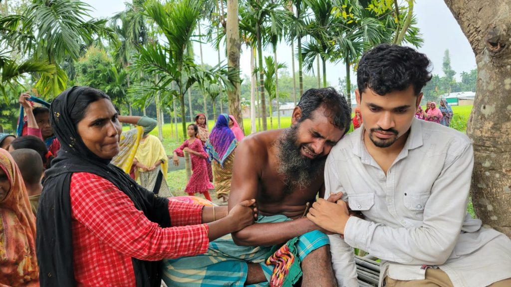 "জুতার সূত্র ধরেই উদ্ধার অভিযান" নিখোঁজের ২০ ঘন্টা পর বিল থেকে গৃহবধূর মরদেহ উদ্ধার, বাকরুদ্ধ স্বামী ও স্বজনরা !