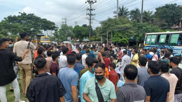 শনিবার (৪ অক্টোবর) সকাল ১১টার দিকে ফৌজদারহাট এলাকায় মহাসড়কের পাশে মানববন্ধন করেন চাকরিচ্যুত কর্মকর্তারা। পরে পৌনে ১২টার দিকে তারা সড়কে বসে পড়লে যান চলাচল বন্ধ হয়ে যায়।