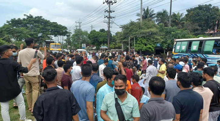 শনিবার (৪ অক্টোবর) সকাল ১১টার দিকে ফৌজদারহাট এলাকায় মহাসড়কের পাশে মানববন্ধন করেন চাকরিচ্যুত কর্মকর্তারা। পরে পৌনে ১২টার দিকে তারা সড়কে বসে পড়লে যান চলাচল বন্ধ হয়ে যায়।