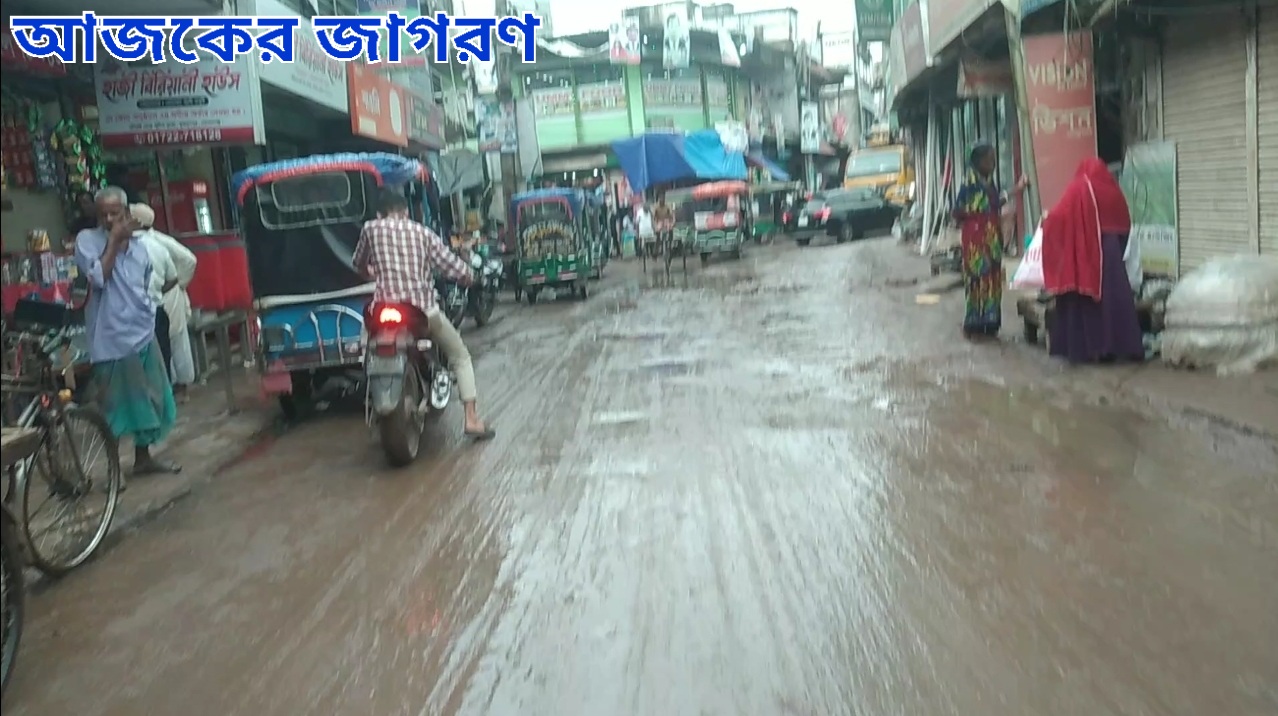 মুকসুদপুরে প্রধান সড়ক বেহাল — চরম দুর্ভোগে এলাকাবাসী
