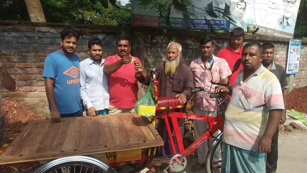 গোপালগঞ্জ জেলার মুকসুদপুর উপজেলার গোপীনাথপুর গ্রামে এক অনন্য মানবিকতার দৃষ্টান্ত স্থাপন করেছেন এলাকার তরুণ ও প্রবীণরা।