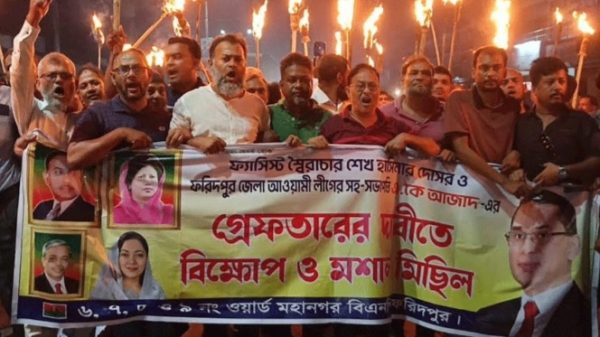 ফরিদপুর শহরে এ কে আজাদের গ্রেপ্তারের দাবিতে বিএনপি নেতাকর্মীদের মশাল মিছিল — বৃহস্পতিবার রাত।