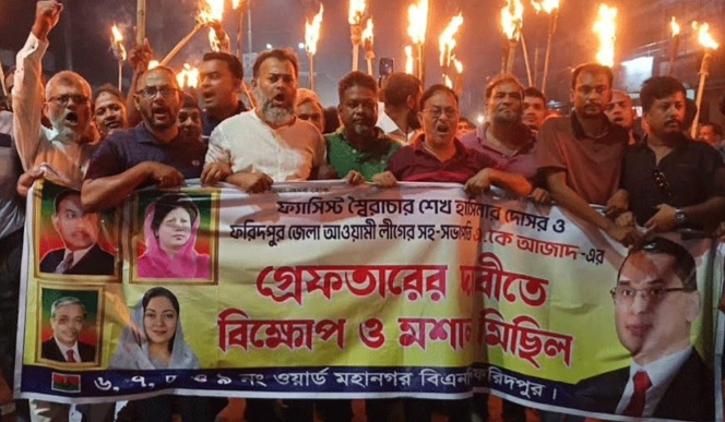 ফরিদপুর শহরে এ কে আজাদের গ্রেপ্তারের দাবিতে বিএনপি নেতাকর্মীদের মশাল মিছিল — বৃহস্পতিবার রাত।