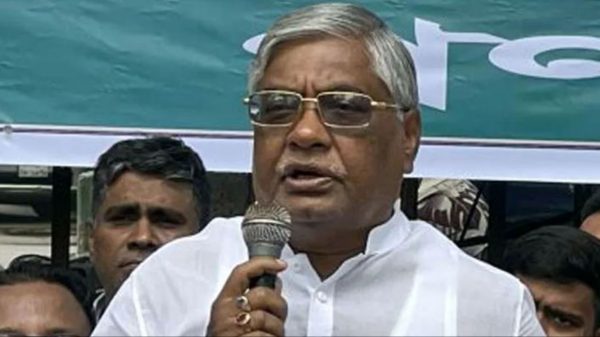 মুক্তিযুদ্ধ অস্বীকারকারীদের বিরুদ্ধে কঠোর অবস্থান ১৯৭১ সালের মহান মুক্তিযুদ্ধকে যারা অস্বীকার করে, তাদের এ দেশে নির্বাচনে অংশগ্রহণের কোনো অধিকার নেই বলে মন্তব্য করেছেন বিএনপির ভাইস চেয়ারম্যান বরকত উল্লাহ বুলু।