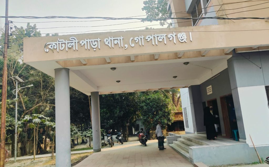 গোপালগঞ্জে থানায় ককটেল নিক্ষেপ, ৩ পুলিশ সদস্য আহত