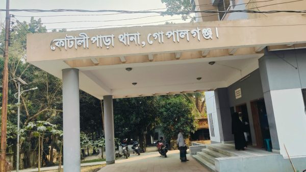 গোপালগঞ্জে থানায় ককটেল নিক্ষেপ, ৩ পুলিশ সদস্য আহত