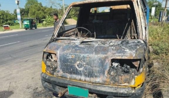 চৌদ্দগ্রামে জামায়াত নেতার গাড়িতে আগুন।