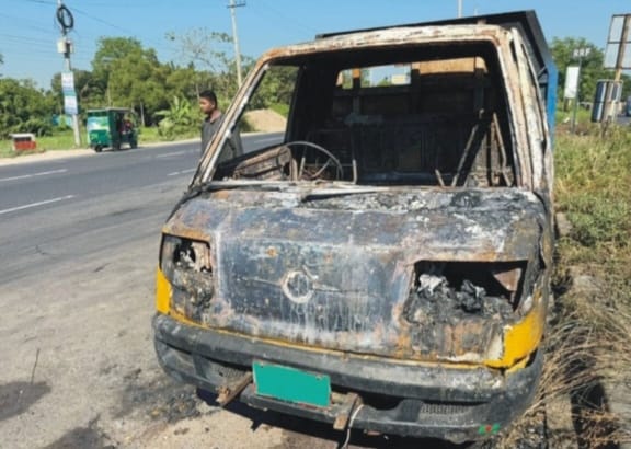 চৌদ্দগ্রামে জামায়াত নেতার গাড়িতে আগুন।