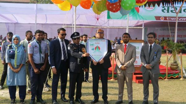 মহান বিজয় দিবসে গোপালগঞ্জে বর্ণাঢ্য কুচকাওয়াজ ও শহীদদের প্রতি শ্রদ্ধা