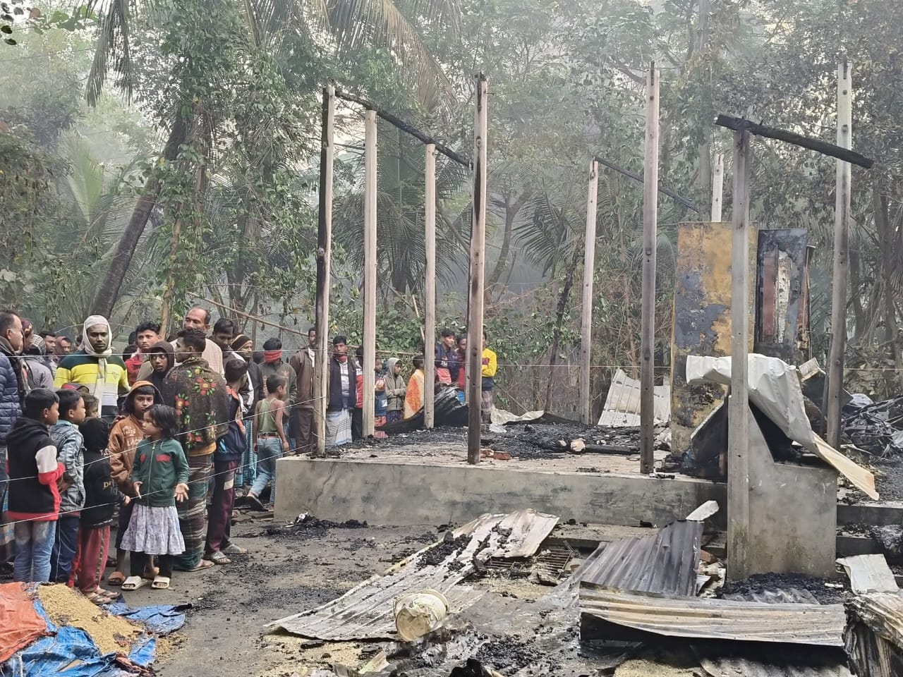 লক্ষ্মীপুরে বিএনপি নেতার বসতঘরে অগ্নিসংযোগ, শিশু কন্যার মর্মান্তিক মৃত্যু!