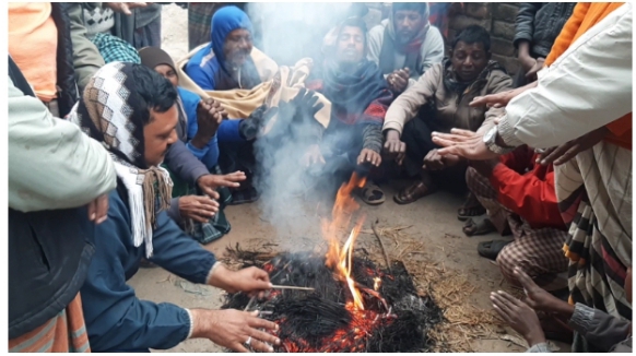 চুয়াডাঙ্গায় দেশের সর্বনিম্ন তাপমাত্রা ৮.২ ডিগ্রিঃ আগুন জ্বালিয়ে শরীর গরম করার চেষ্টা