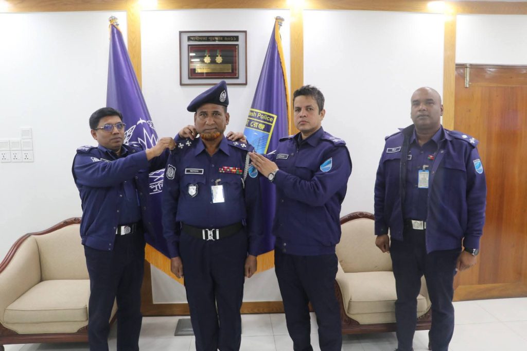 গোপালগঞ্জে পুলিশের পদোন্নতি অনুষ্ঠান: র‍্যাংক ব্যাজ পরালেন এসপি
