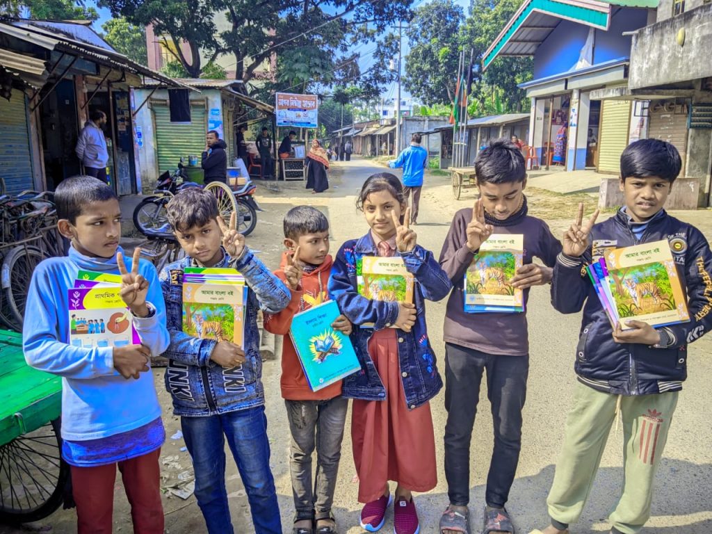 নাটোরের লালপুরে বছরের শুরুতেই নতুন বই হাতে পেয়ে উচ্ছ্বসিত কোমলমতি শিক্ষার্থীরা