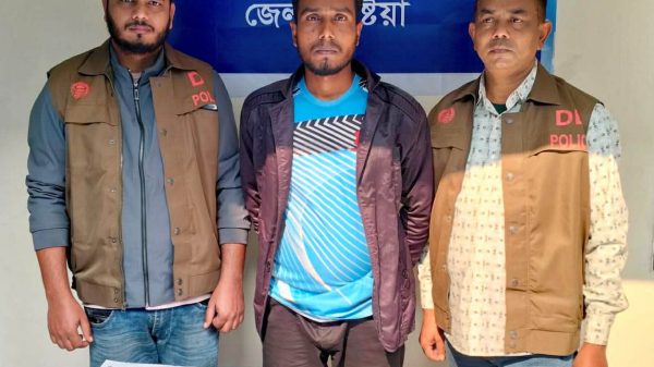 কুষ্টিয়ায় ডিবি পুলিশের অভিযান: বিদেশি পিস্তল ও গুলিসহ শীর্ষ সন্ত্রাসী মাসুম আটক