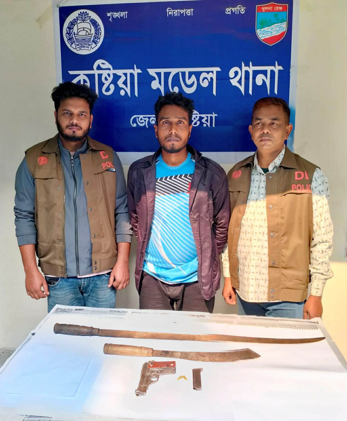কুষ্টিয়ায় ডিবি পুলিশের অভিযান: বিদেশি পিস্তল ও গুলিসহ শীর্ষ সন্ত্রাসী মাসুম আটক