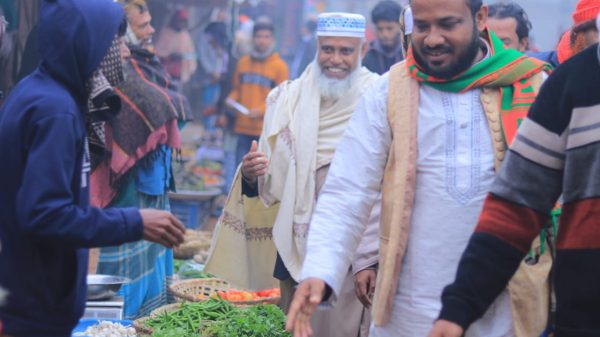 শীতের তীব্রতার মাঝেও শ্রমিক ও দিনমজুরের দ্বারে দ্বারে যাচ্ছেন ড. মোবারক হোসাইন।