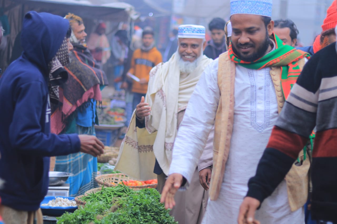 শীতের তীব্রতার মাঝেও শ্রমিক ও দিনমজুরের দ্বারে দ্বারে যাচ্ছেন ড. মোবারক হোসাইন।