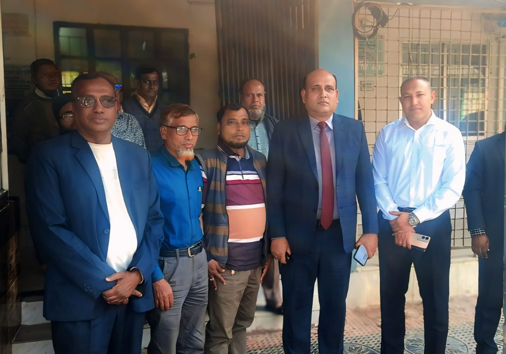 জনসেবা নিশ্চিত করতে মুকসুদপুরে প্রশাসনিক কার্যক্রম পরিদর্শন জেলা প্রশাসকের